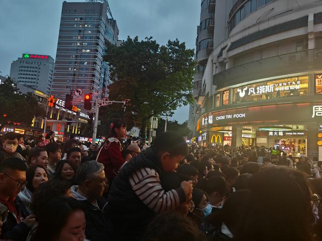 福鱼游进三坊七巷！昨夜福州元宵，惊艳了全国