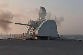 火力全开！054B护卫舰实战首秀，突然发现隐身“馒头炮”挺顺眼的图片