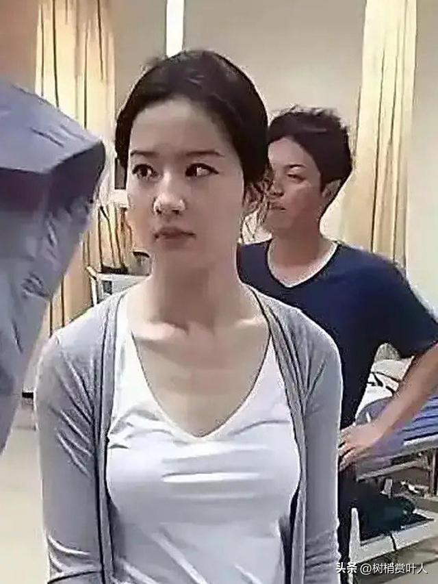 我的天！刘亦菲真人居然长这样？素颜我直接看傻了	。