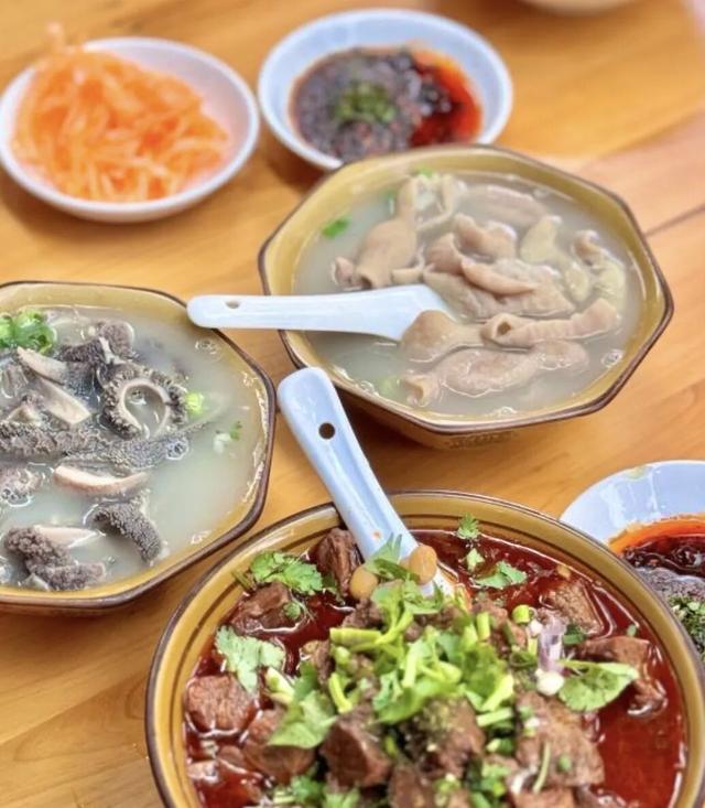 全网围观“杀猪宴”！高铁1.5h直达爆火古城，不止有刨猪汤！美食古早，均价10元吃到撑！