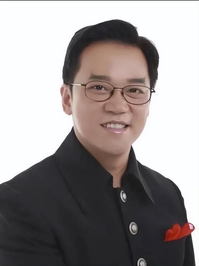 刚出狱就带全家出国潇洒，坐头等舱吃大龙虾，前主持人陈维聪火了