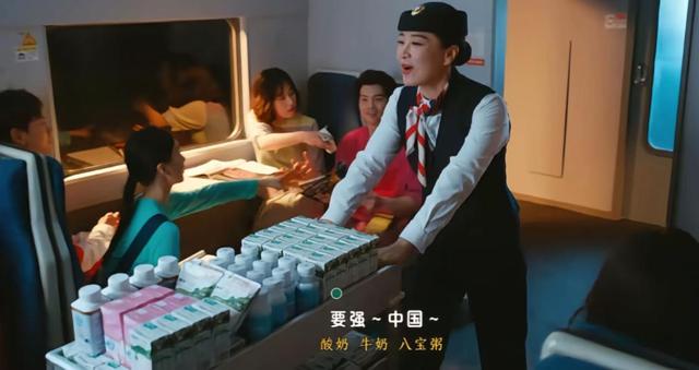 43岁贾玲新动态：大波浪烈焰红唇现身再创颜值巅峰	，逆生长了这是