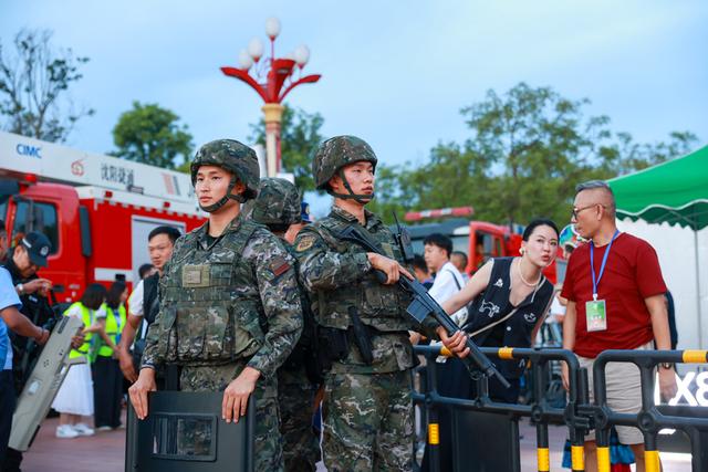楚雄彝族自治州火把节，武警官兵保障游客平安出行
