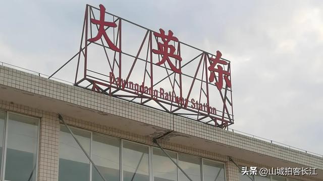 四川这座年轻县，不仅藏着世界石油钻井之父，还有能让人漂浮的海