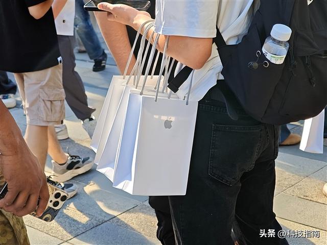 首销103万台碾压上代！iPhone 17凭什么让国人换机意愿飙到98%