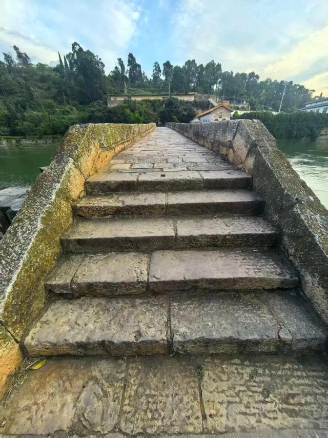 别只盯着都江堰！昆明藏了座“湖天锁钥”，200年古闸，晚霞鸥飞