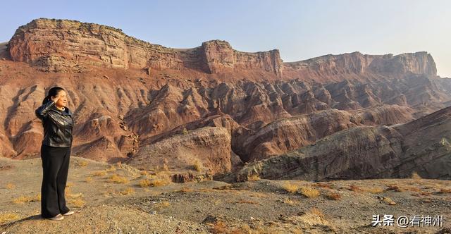 临江仙-与友人驱车游新疆百里丹霞地貌有感