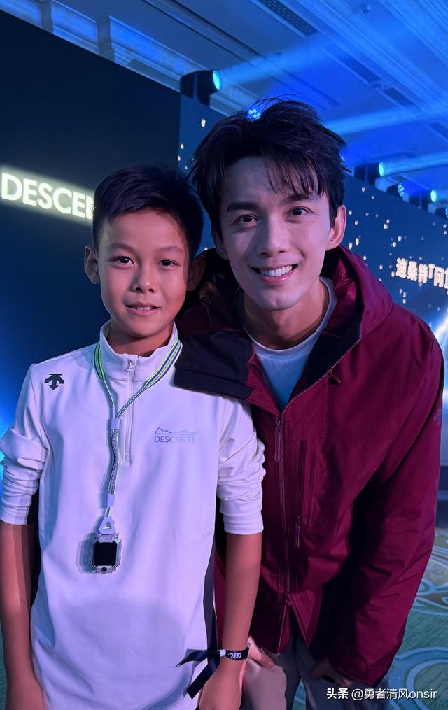 王皓妻子晒北京活动照, 两儿子一个像爸一个像妈, 王皓不上班好年轻