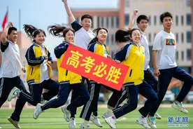 高考后挑行李回家的女孩，为何打动万千网友？图片