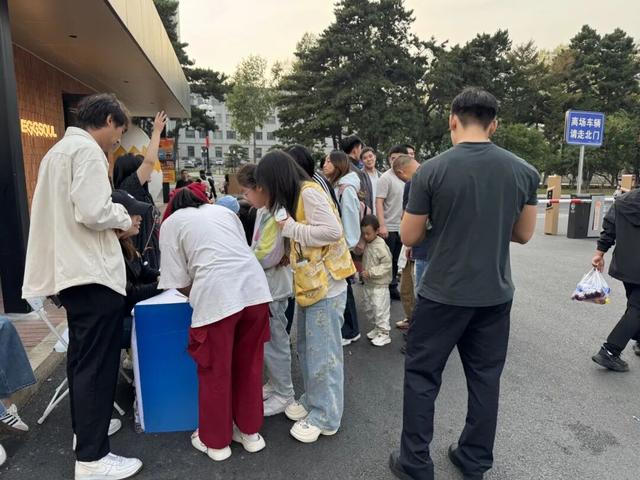 早知道在长春啃玉米会火，说啥也注意下表情管理！