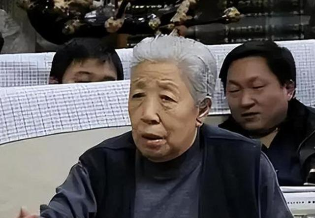 她15岁入党，18岁和主席成亲	，如今仍健在，却几乎不出来露面