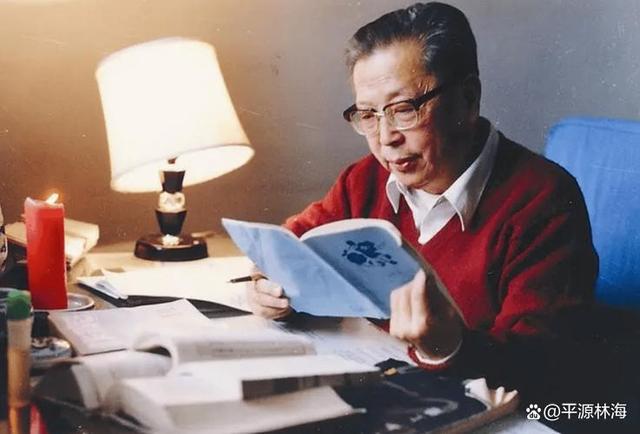 曹禺：洗澡泡俩钟头，人坐澡盆里啃《雷雨》毛巾当扇子拍水