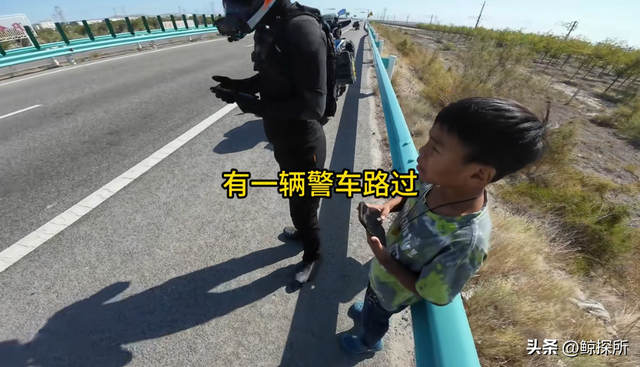 太狠心！男孩被父亲扔在国道上，母亲走路回去找，后续更让人寒心