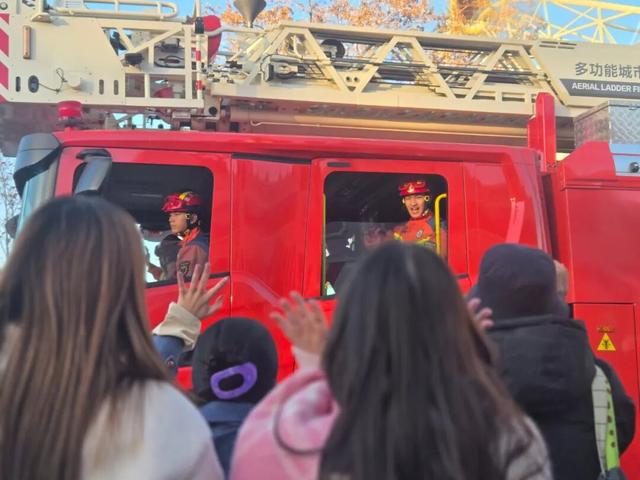 【我们的环球嘉年华】当花车巡游遇上逆行英雄！北京环球度假区上演最“燃”消防宣传