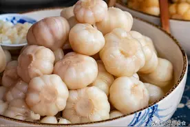 春季腌糖蒜的技巧全在这，牢记5个关键！附上腌制糖蒜的详细方法图片