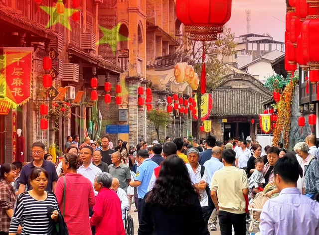 人山人海只看不买，年轻人报复性“白嫖”，景区赚不到钱了？