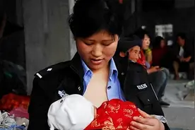 16年前，汶川女警揭衣露乳哺育9婴，归来连升四级，最后结局泪目图片
