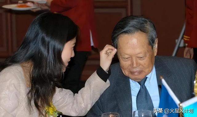 事实证明，49岁无儿无女的翁帆，早被杨振宁安排好了退路
