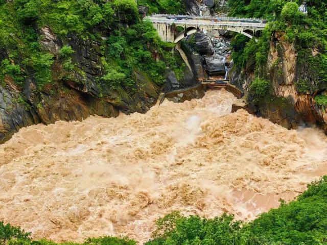 来丽江虎跳峡！看江心巨石迎惊涛，在雄奇山水间解锁心灵震撼
