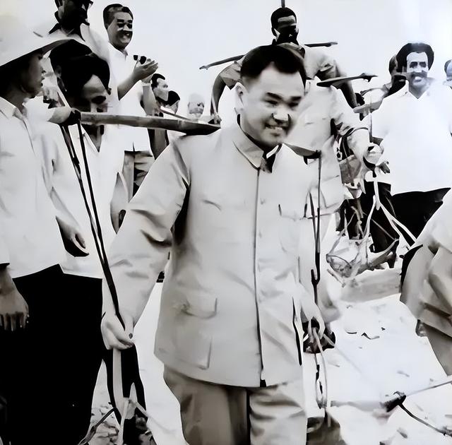 他是华国锋的接班人，有着怎样的经历