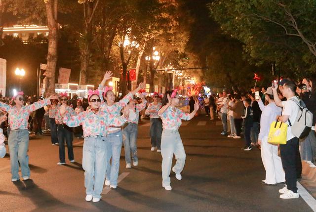 新民大街放大招：市集、花车巡游，承包你的假期快乐！