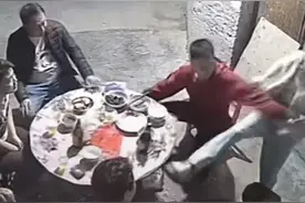 男人和朋友喝酒，老婆掀桌子图片