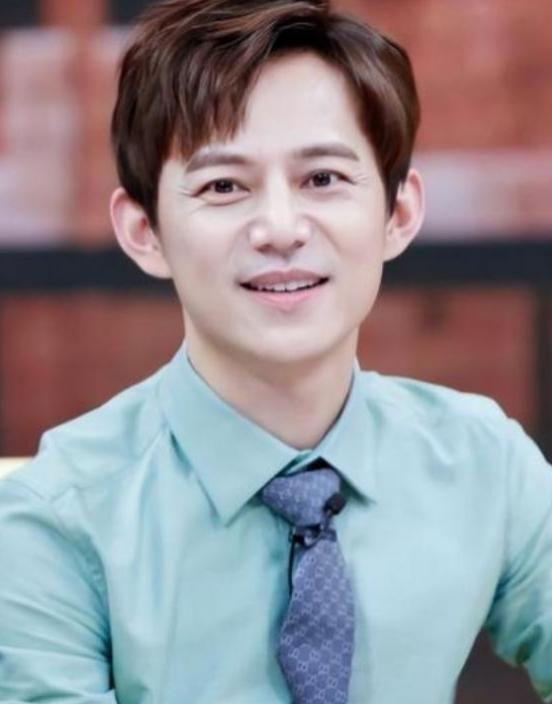 世上没后悔药？无妻无子、与保姆相伴的何炅，走上了另外一条道路