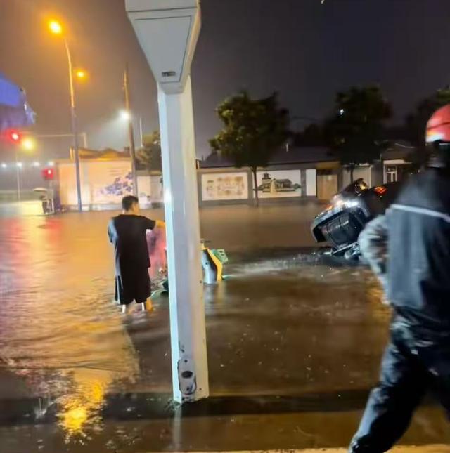 暴雨中小伙救人，手机丢了想找回，听了被救男子的话，他心寒走了