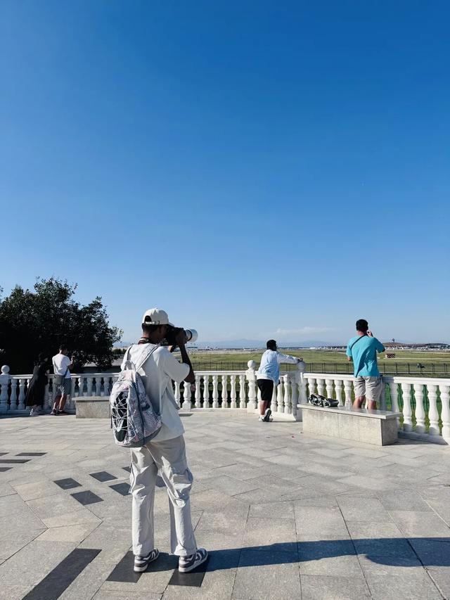 这片大草坪，藏着看飞机的独有浪漫