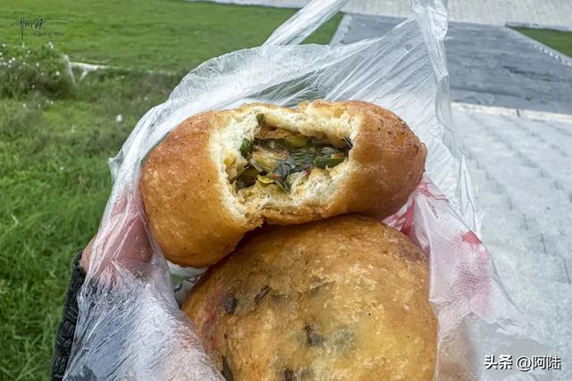 在荆州没吃到什么美食，全是被这种葱油饼给耽误了，临走还要买两
