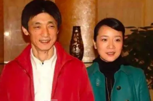 她是国家一级女演员，多次给丈夫戴绿帽，重病丈夫坐轮椅也不离婚