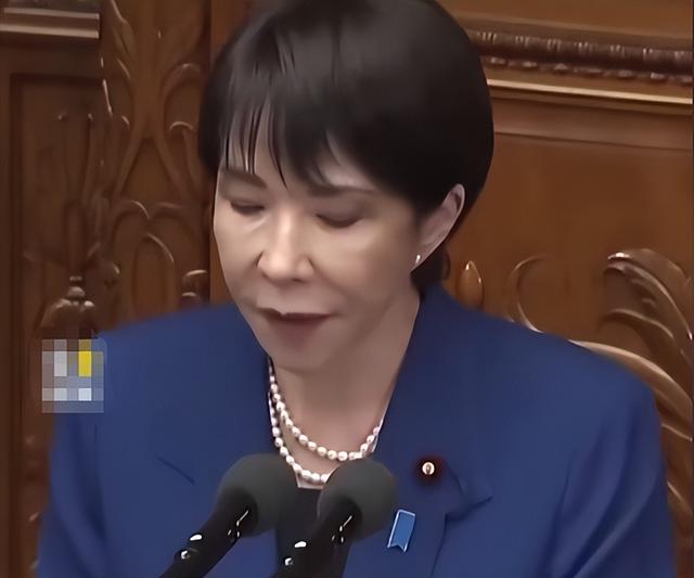 高市遭背刺？中日军机对峙后，美翻珍珠港旧账，逼日拿5500亿投资