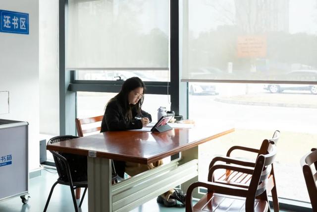 醴陵市图书馆里除了看书和学习，还可以……