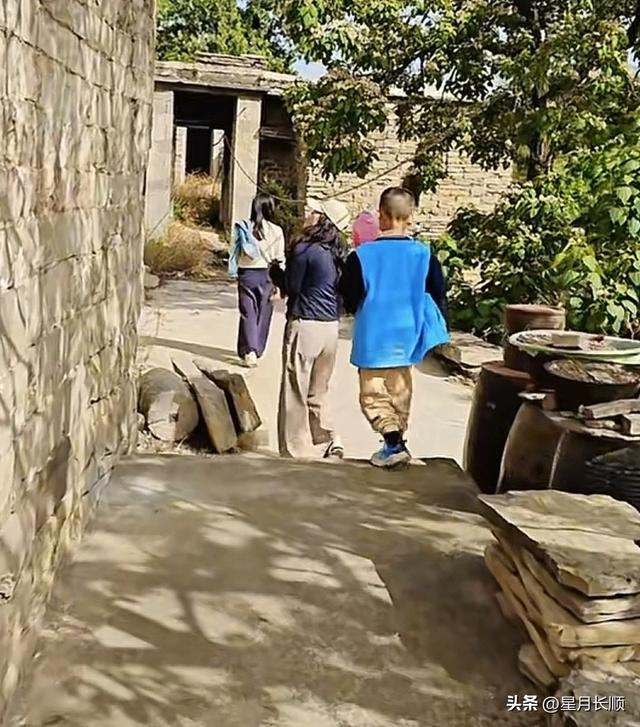 大前村游漫时光;石韵红魂扑面来;秋阳薄纱仍自在