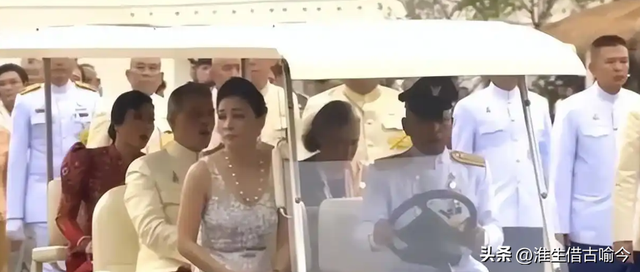 47岁苏提达出席活动太张扬，72岁泰王玛哈瞪着她，让她别抢风头