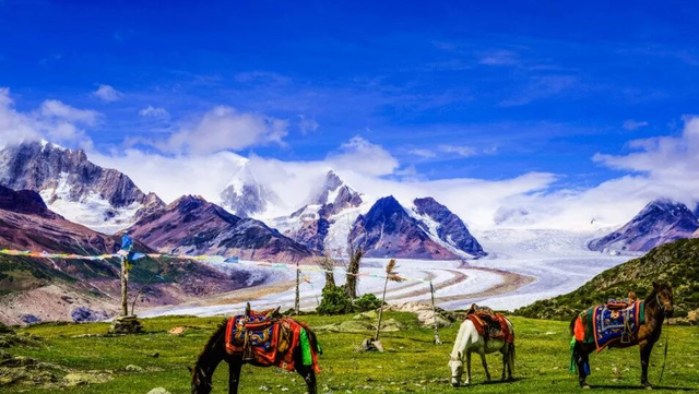 西藏必打卡的冰川秘境！漂浮冰山的湖泊，美到窒息