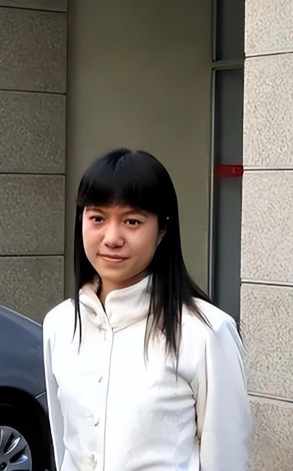 没想到，杨振宁去世后，49岁妻子翁帆	，竟因一个动作实现口碑暴涨