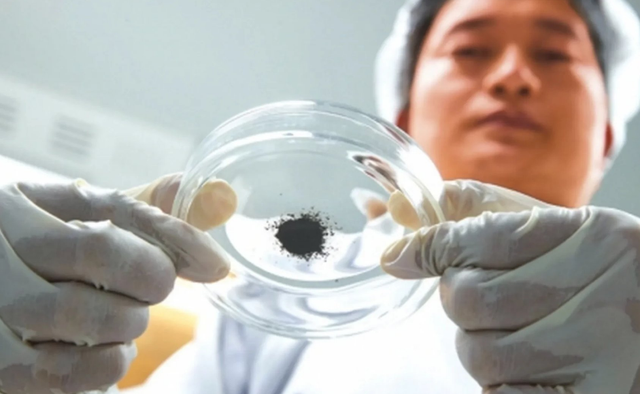 特朗普再挥关税大棒！150国被加征15%，中国被“特别关照”，一商品关税加至93.5%，连带马斯克也遭了秧