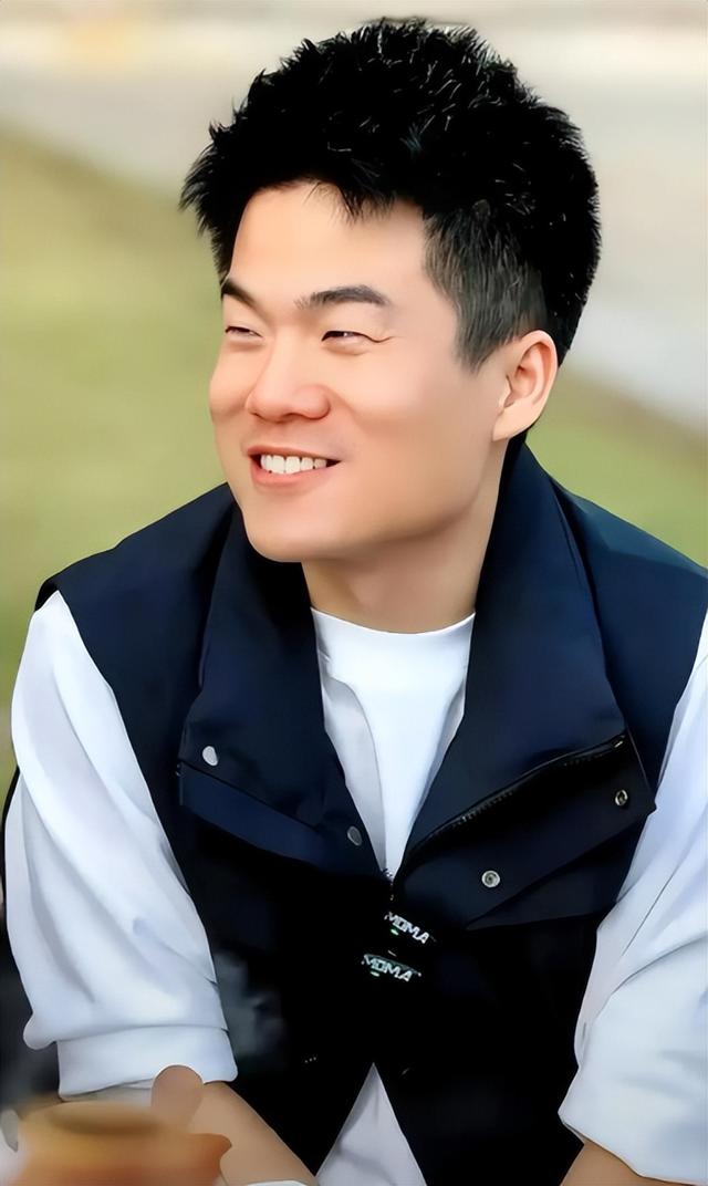 官媒发文，高调官宣32岁董宇辉喜讯，全网恭喜，终于等到这一天