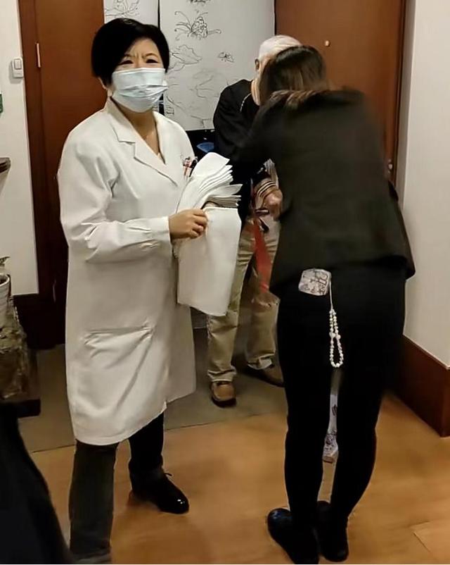 90岁牛犇近况曝光，做饭环境脏乱差，用塑料瓶保温菜、拖把当拐杖