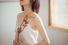 老婆出差，女邻居说水管坏了，过来借浴室洗个澡，我好尴尬！图片