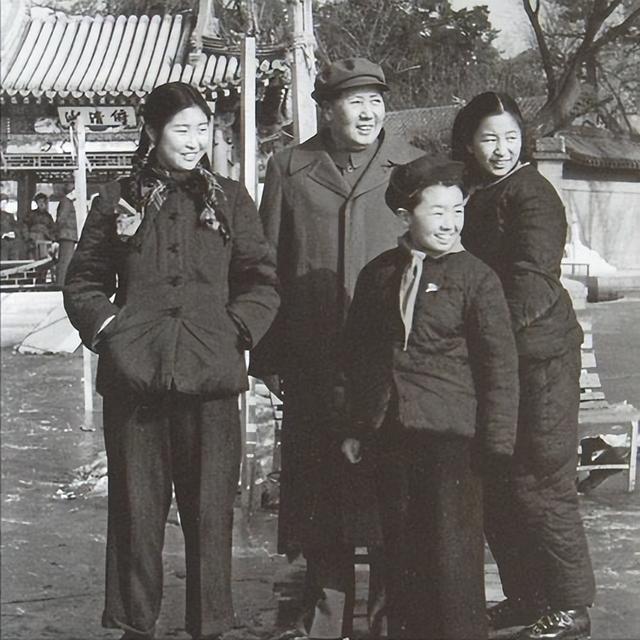 1996年，中央决定给李敏副军级待遇，她却说：父母是父母，我是我