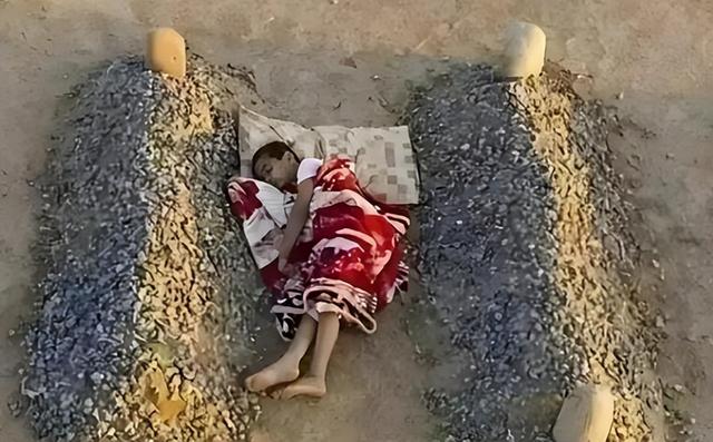 加沙墓地里，流离失所加沙人与逝者“共居”：孩子们晚上不敢出去