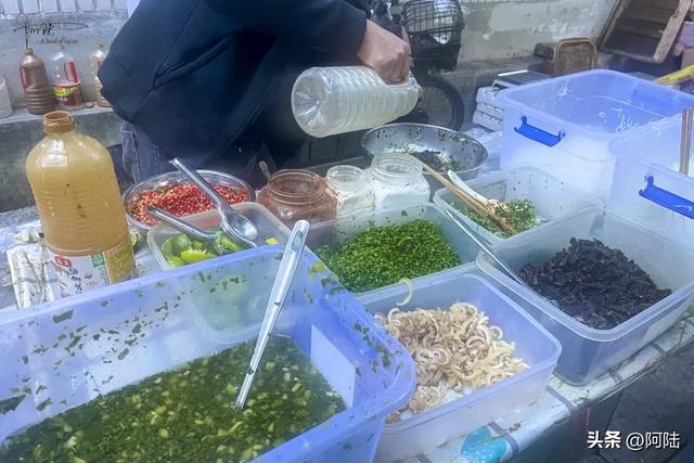 傍晚偶遇社区边的小小美食街,好几个摊位前都排着长队