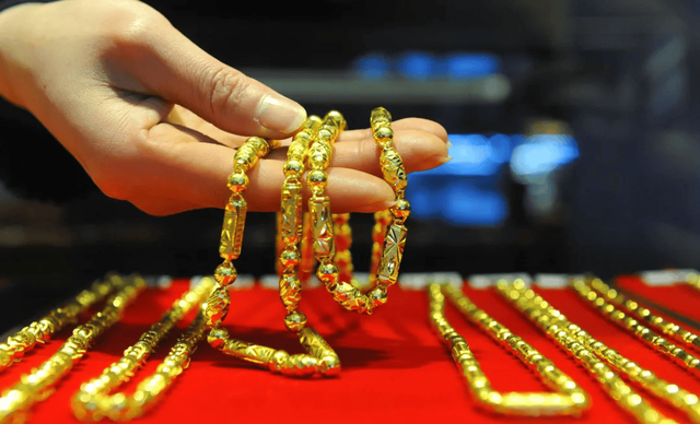 黄金涨价“受害者”出现了	，手镯变耳环，结婚的到底还买不买？