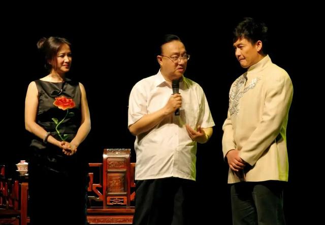 演员何晴去世，“她曾患脑瘤还中风了”；发小邢岷山称她病重依然乐观