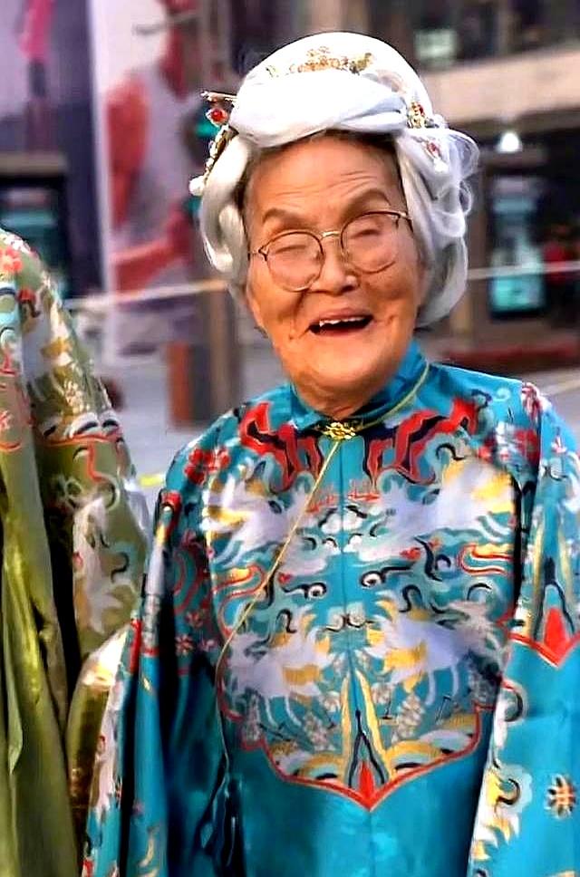 70岁奶奶穿露胸装！网友：啥年龄了，这样穿让年轻人都不好意思了