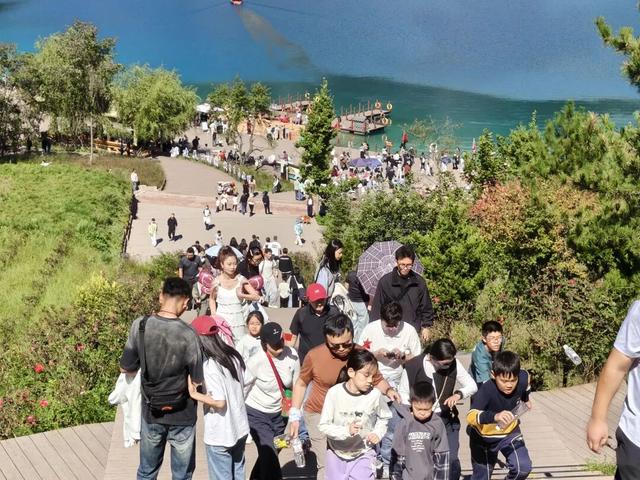 文县：“双高速”打开山门，好风光留住游客
