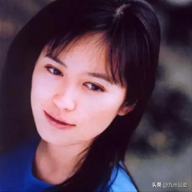 至今未婚未育，身边却有男人陪了近20年！54岁的她才是真人间清醒