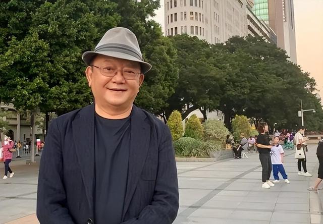 77 岁王刚的晚年：本以为有儿子能安度余生，如今却为养子操劳不停